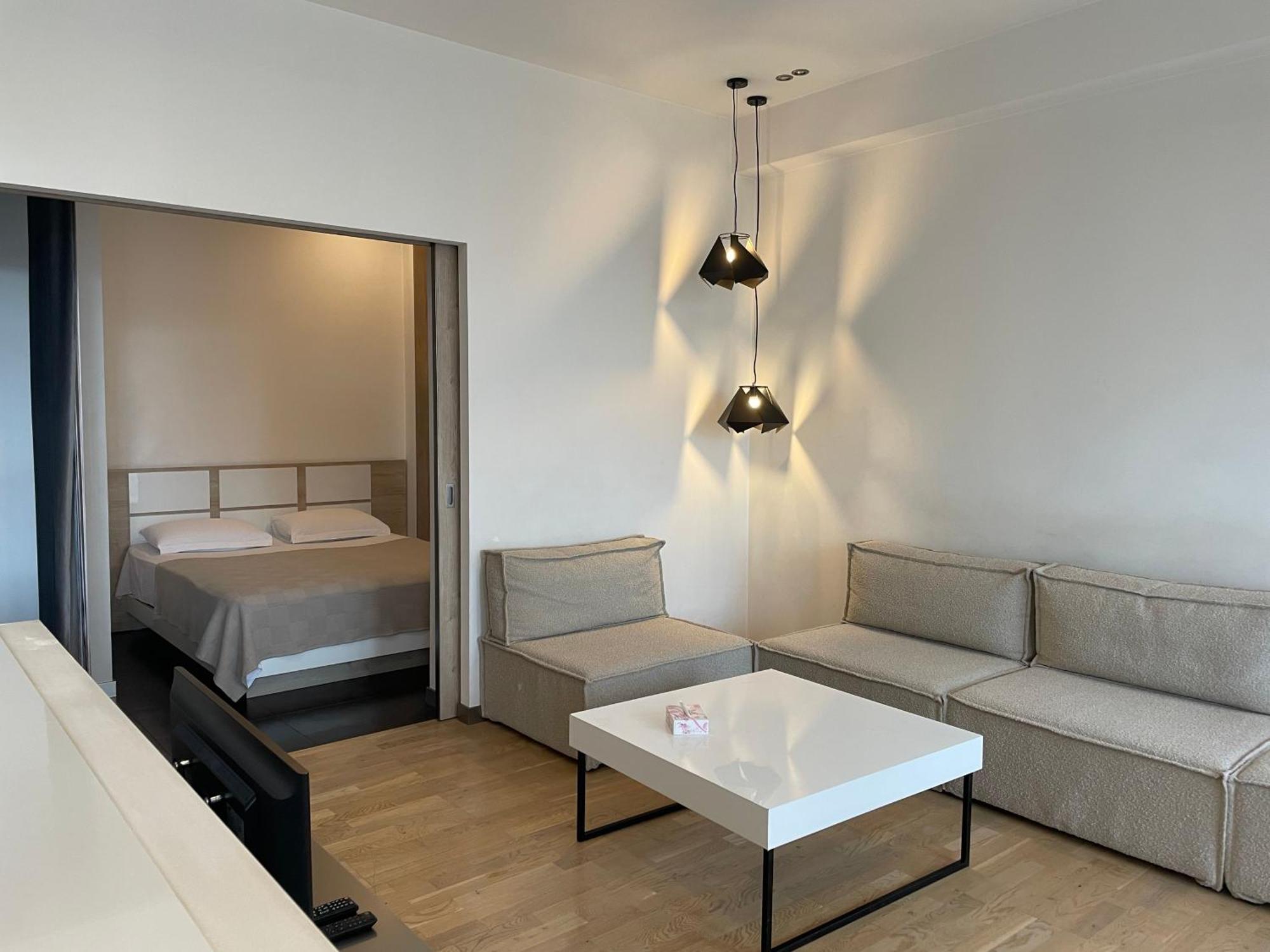 Metro Apartment 耶烈万 外观 照片