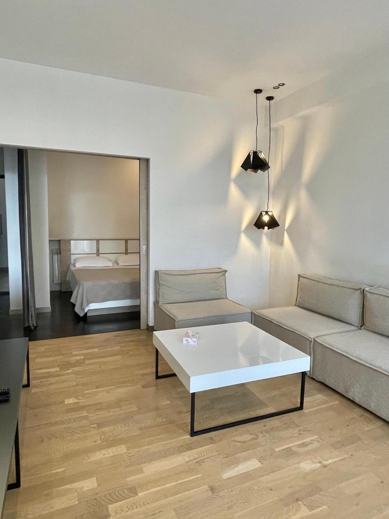 Metro Apartment 耶烈万 外观 照片