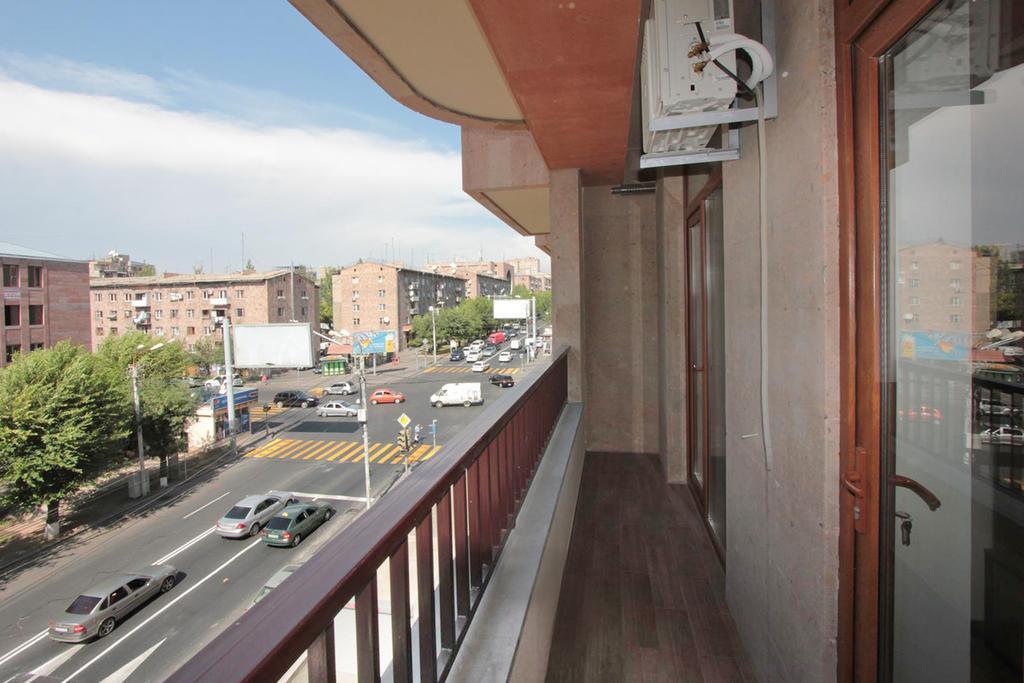 Metro Apartment 耶烈万 外观 照片